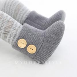 Cizmulite gri cu nasturei (marime disponibila: 6-9 luni (marimea 19