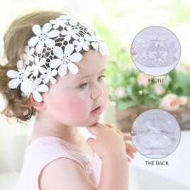 Bentita tip boneta cu floricele crosetate (marime disponibila: 6-12 luni