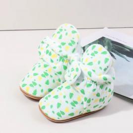 Cizmulite albe cu imprimeu verde si galben (marime disponibila: 6-9 luni