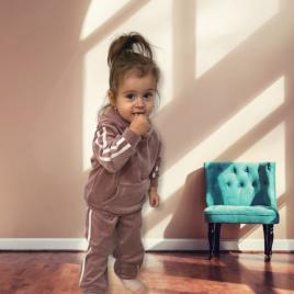 Trening roz pudra din catifea pentru fetite (marime disponibila: 18-24 luni)