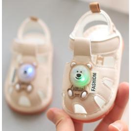 Sandalute ivoire cu piuitoare si ursulet cu led (marime disponibila: 9-12 luni