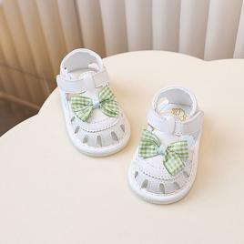Sandalute albe cu piuitoare si fundita in carouri (marime disponibila: 3-6 luni