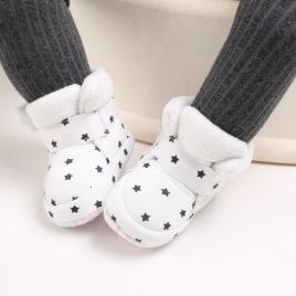 Cizmulite albe cu stelute negre (marime disponibila: 3-6 luni (marimea 18