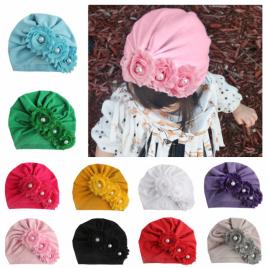 Caciulita tip turban cu floricele cu perlute (marime disponibila: 3-6 luni