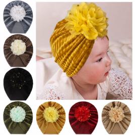 Caciulita tip turban din catifea cu floare aplicata (marime disponibila: 6-9