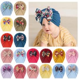 Caciulita tip turban cu fundita inflorata (marime disponibila: 3-6 luni