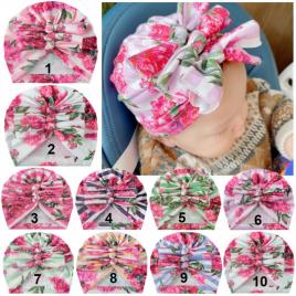 Caciulita tip turban inflorata cu fundite in fata (marime disponibila: 6-9 luni