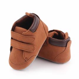 Ghetute maro din material tip piele intoarsa (marime disponibila: 3-6 luni