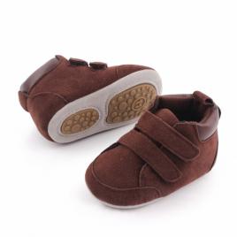 Ghetute maro inchis din material tip piele intoarsa (marime disponibila: 6-9
