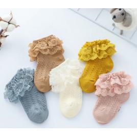 Sosetele cu model din tesatura si danteluta (marime disponibila: 9-12 luni