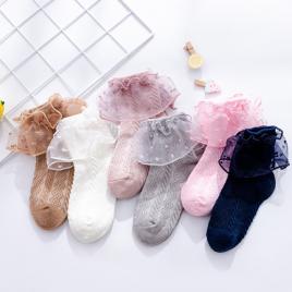 Sosetele cu model din tesatura si volanas din tulle (marime disponibila: