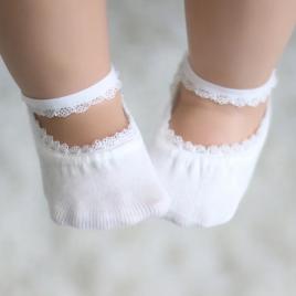 Talpici cu danteluta pentru fetite (marime disponibila: 18-24 luni, culoare: