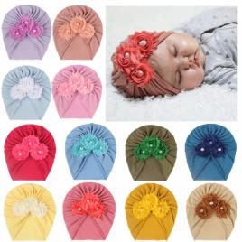 Caciulita tip turban cu floricele cu perlute aplicate (marime disponibila: 3-6