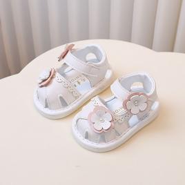 Sandalute albe cu piuitoare si floricele aplicate (marime disponibila: marimea