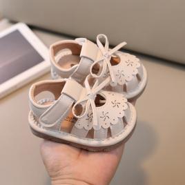Sandalute ivoire cu piuitoare si model decupat (marime disponibila: marimea 21)