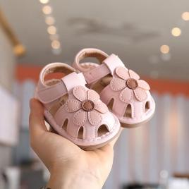 Sandalute roz cu floare aplicata si piuitoare in talpa (marime disponibila: 6-9