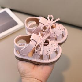Sandalute roz cu piuitoare si model decupat (marime disponibila: 9-12 luni