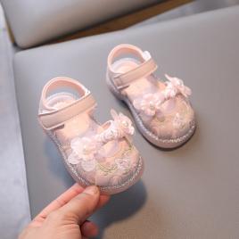 Sandale roz cu flori brodate si perlute pentru fetite – elegante si