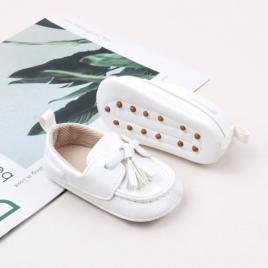 Pantofiori albi tip mocasini cu ciucurasi (marime disponibila: 9-12 luni