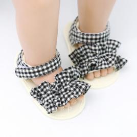 Sandalute in carouri cu volanas (marime disponibila: 3-6 luni (marimea 18
