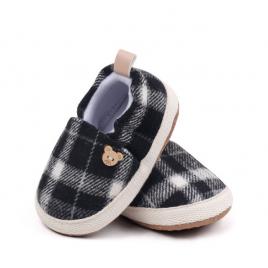 Pantofiori bebelusi carouri alb-negru, cu detaliu ursulet (marime disponibila: