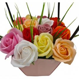 Aranjament floral deosebit 15 trandafiri cutie roz, flori de sapun