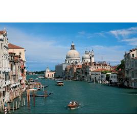 Fototapet autocolant PVC Navigand prin oras, 160x240 cm