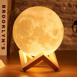 Lampa de veghe 3D luna cu suport din lemn mica