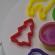 Set plastilina, 3 cutii, forme si accesorii, verde alb si rosu