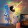 Proiector in forma de astronaut, permite proiectarea stelelor sau galaxiilor, gonga® alb