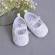 Pantofiori albi cu floricele brodate si fundita (marime disponibila: 9-12 luni