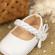 Pantofiori albi cu bareta impletita pentru bebelusi (marime disponibila: 3-6
